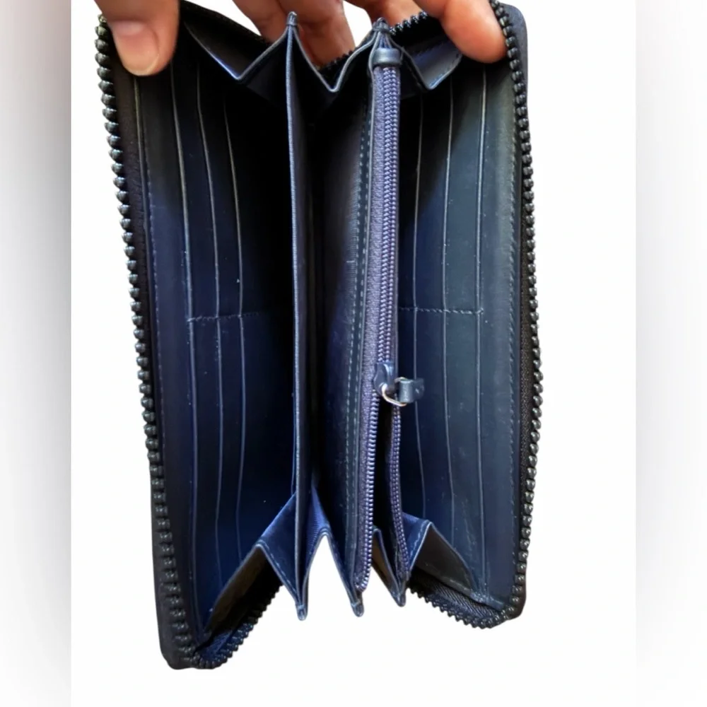 Gucci GG Bloom Long Zip Around Woman’s Wallet - Picture 6 of 8